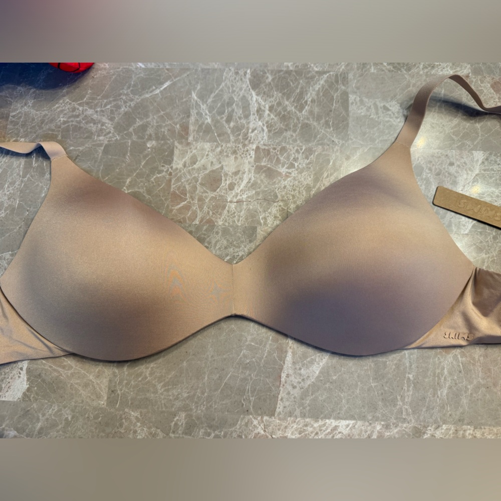 SKIMS WIRELESS FORM
PUSH-UP PLUNGE BRA 38C - Picture 3 of 8